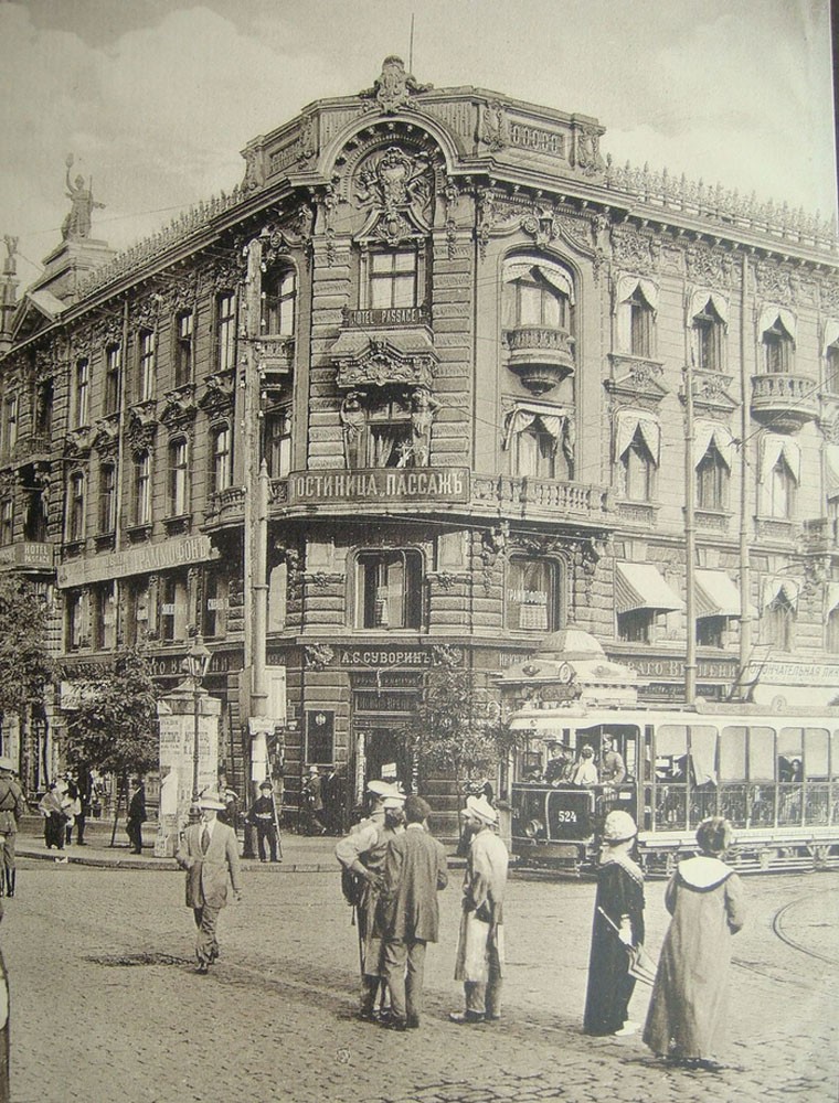 Odessa nằm ở miền Nam Ukraina và nhìn ra Biển Đen. Nơi đây thu hút nhiều khách du lịch quốc tế tới tham quan, nghỉ dưỡng.